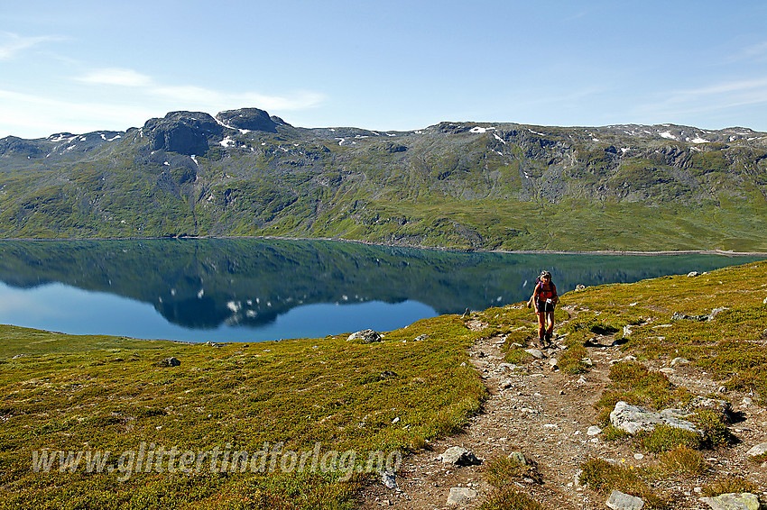 På vei opp fra Bygdin mot broa over Høystakka. Bygdin og Hundeknappen (1547 moh) i bakgrunnen.