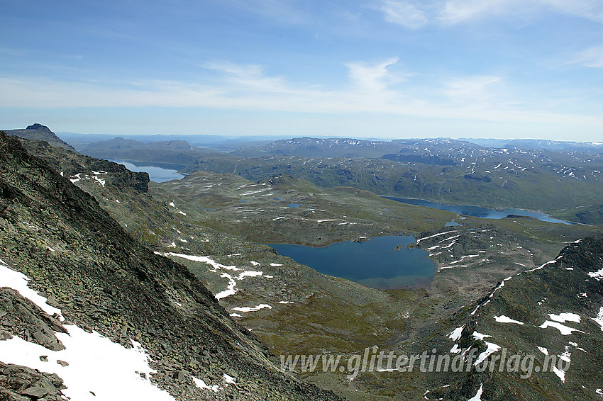 Utsikt fra ryggen like øst for Slettmarkkampen i sørøstlig retning mot bl.a. Galdebergtjernet og Bygdin. Helt til venstre ses Torfinnstindane.