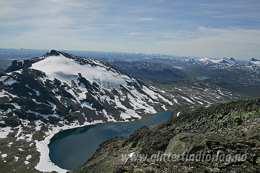 Utsikt sørvestover fra ryggen like øst for Slettmarkkampen. I forgrunnen Uksedalstjernet, Uksedalen og Galdebergtinden (2075 moh). Til høyre ses deler av Bygdin og Tyin samt Hjelledalstinden og Falketind.