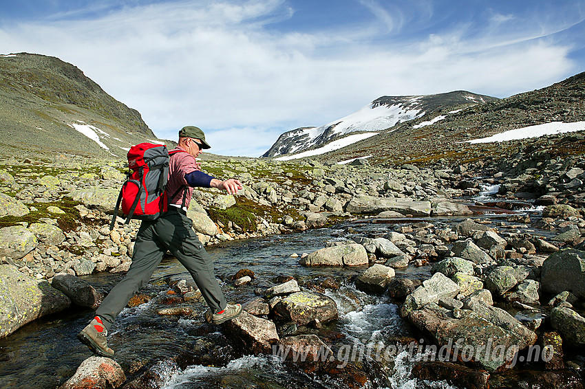 Kryssing av elva (Uksedalsbekken?) i Uksedalen, med Galdebergtinden i bakgrunnen.