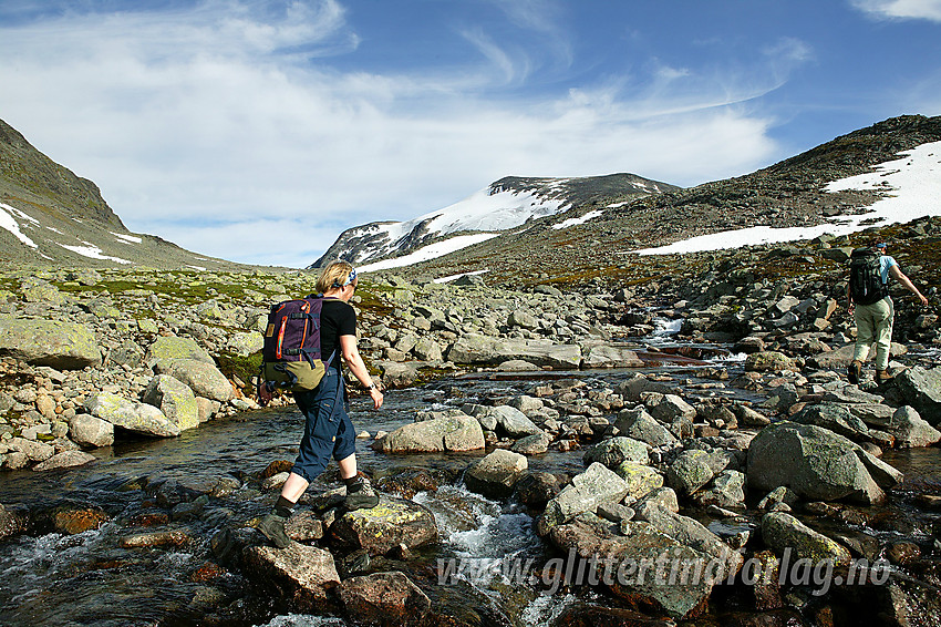 Kryssing av elva (Uksedalsbekken?) i Uksedalen, med Galdebergtinden i bakgrunnen.