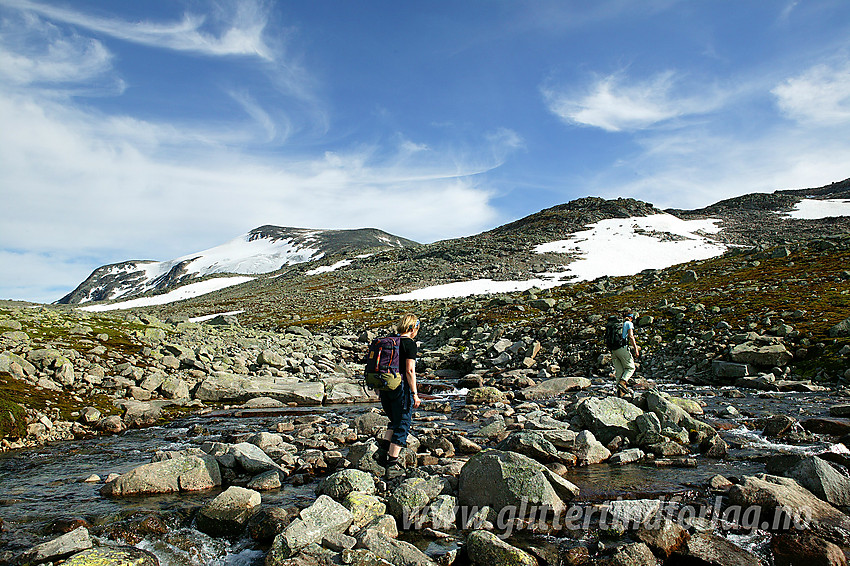 Kryssing av elva (Uksedalsbekken?) i Uksedalen, med Galdebergtinden i bakgrunnen.