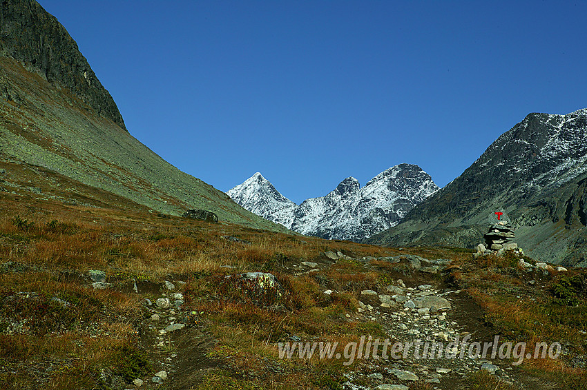 På vei oppover Torfinnsdalen med Store Knutsholstinden (2341 moh) og Vestre Leirungstinden (2250 moh) i bakgrunnen.