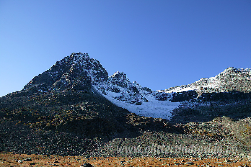 I Torfinnsdalen med utsikt opp til Torfinnstindane. Fra venstre mot høyre: Øystre (2120 moh), Midtre (2110 moh) og Vestre (2085 moh).