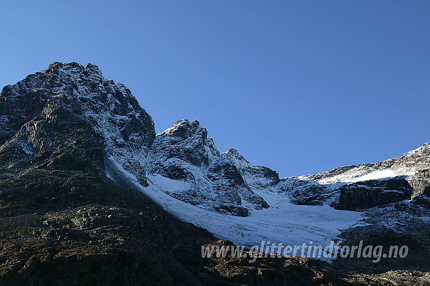 I Torfinnsdalen med utsikt opp til Torfinnstindane. Fra venstre mot høyre: Øystre (2120 moh), Midtre (2110 moh) og Vestre (2085 moh).