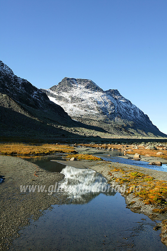 I Svartdalen med utsikt vest til nordvestover mot Store (2174 moh) og Nørdre (2137 moh) Svartdalspiggen.