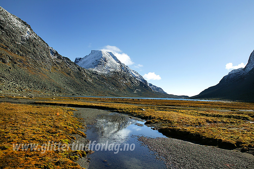 I Svartdalen med utsikt sørover. Leirungskampen (2079 moh) troner i bakgrunnen.