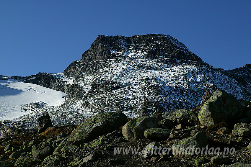 I Svartdalen på stien mellom Torfinnsbu og Gjendebu med Store Svartdalspiggen (2174 moh) i bakgrunnen.