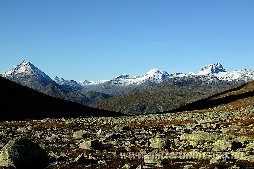 Fra Svartdalen med utsikt nordover i retning bl.a. Skarddalseggje (2159 moh), Visbreatinden (2234 moh) og Semeltinden (2236 moh).