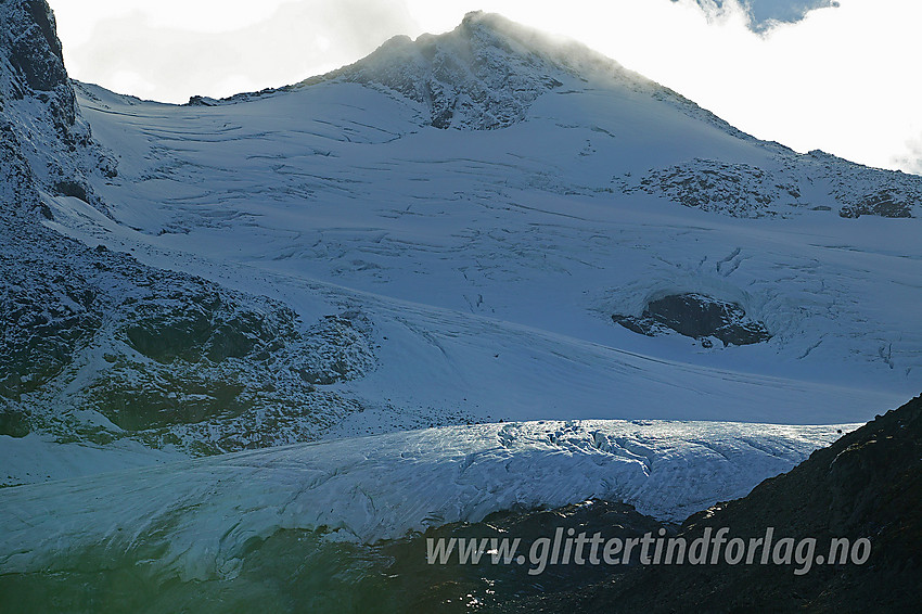 Fronten på Svartdalsbrean sett gjennom telelinse. I bakgrunnen Langedalstinden (2206 moh).