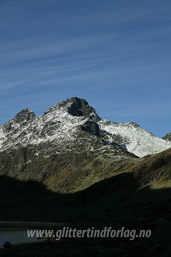 På overgangen mellom Svartdalen og Torfinnsdalen med utsikt nordover retning Svartdalsbanet, Vestre Leirungstinden (2250 moh) og Vesle Knutsholstinden (2205 moh).