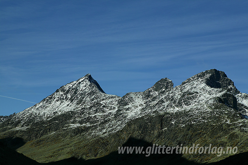 Store Knutsholstinden (2341 moh), Vesle Knutsholstinden (2205 moh) og Vestre Leirungstinden (2250 moh) sett fra sør.