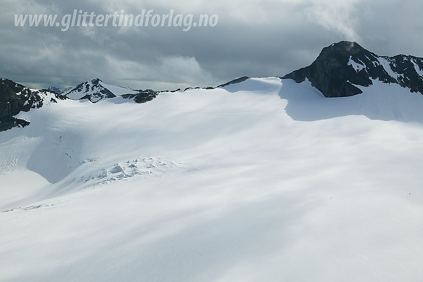 Store Bukkeholstinden (2213 moh til høyre) og Bukkeholsbrean.