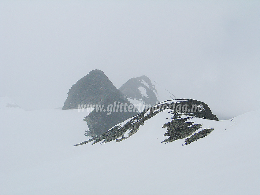 Styggehøe V2 (2003 moh), Nørdre Bukkeholstinden Ø2 (2058 moh) før etter hvert Nørdre Bukkeholstinden (2149 moh) forsvinner inn i tåka.