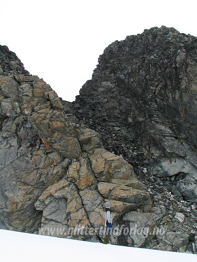 På Bukkeholsbrean med utsikt opp til Nørdre Bukkeholstinden Ø2 (2085 moh). Den har på vestsiden en bratt hammer (ca. 15 meter grad 3). Men kommer man østfra og skal videre vestover, kan man runde på eller langs Bukkeholsbrean og opp renna på bildet og derfra greit videre opp til Ø1.