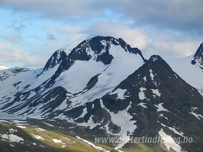 Fra Styggehøe mot Semelholstinden (2147 moh). Den vesle Vesttoppen ses som en nubb til høyre på toppryggen mens Nørdre Semelholstinden (2004 moh) ses godt til høyre i bildet.