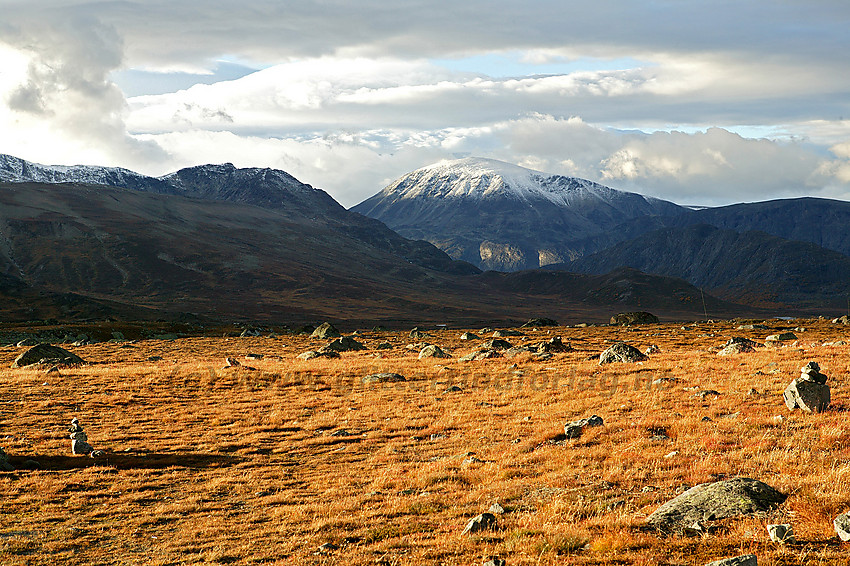 Like ved turistveien over Valdresflye, i liene opp fra Heimdalsmunnen, mot Besshøe (2258 moh), for anledningen dekorert med ei lue av nysnø på toppen.