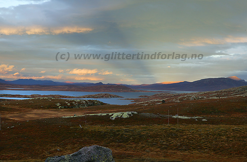 På riksvei 51, like nord for Båtskaret, med utsikt i østlig retning mot Vinstre. Bak til høyre ses Skaget (1686 moh).