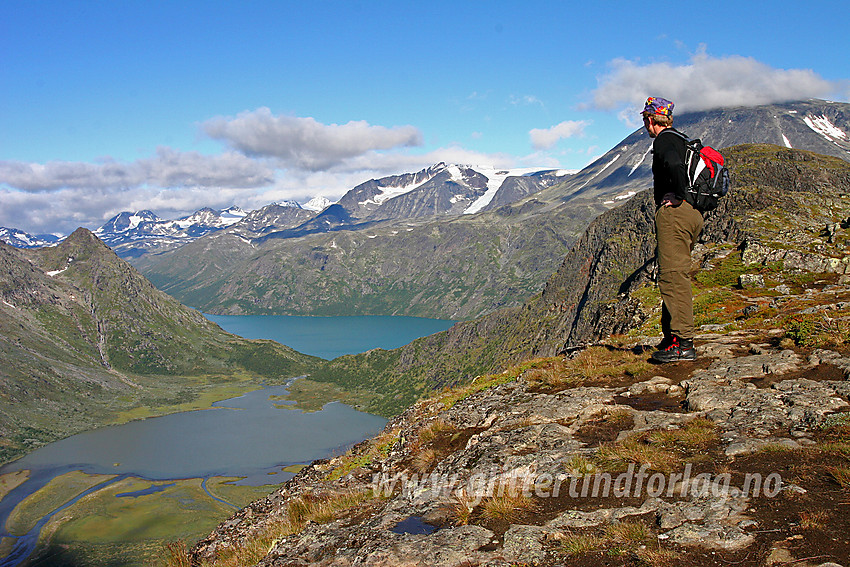 På vei over Knutshøe en flott sommerdag med toppen til høyre i bildet. Nedenunder ses Øvre Leirungen, mens Gjende ligger bakenfor. I bakgrunnen ruver Surtningssue i midten og Besshøe til høyre.