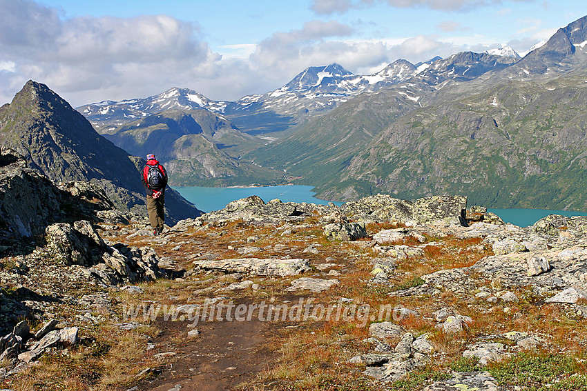 På vei over Knutshøe en flott sommerdag med Jotunheimens tindeteppe i bakgrunnen. 