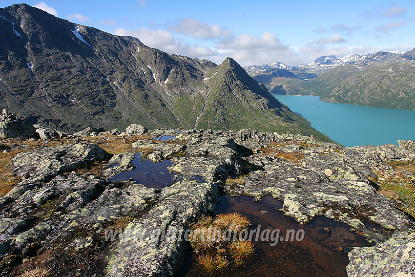 På vei over Knutshøe en flott sommerdag med Jotunheimens tindeteppe i bakgrunnen. 