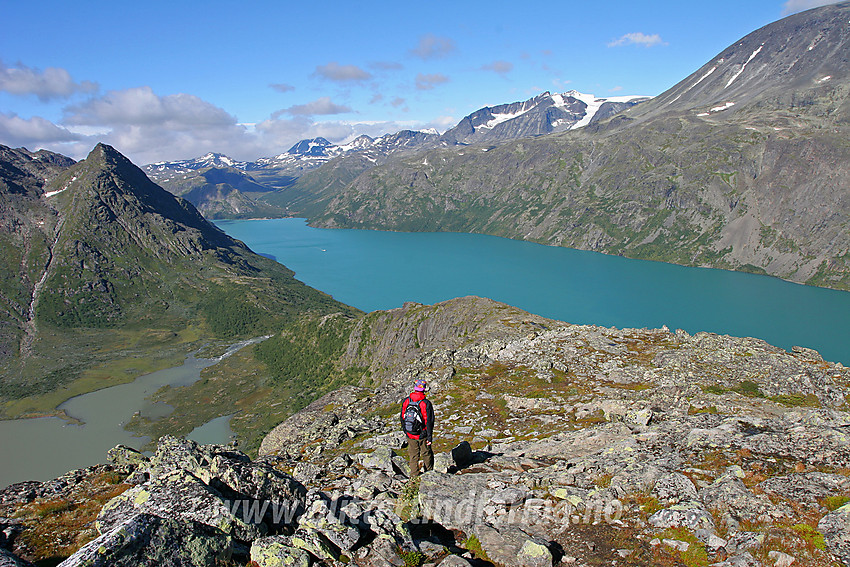 På vei over Knutshøe en flott sommerdag med Jotunheimens tindeteppe i bakgrunnen. 