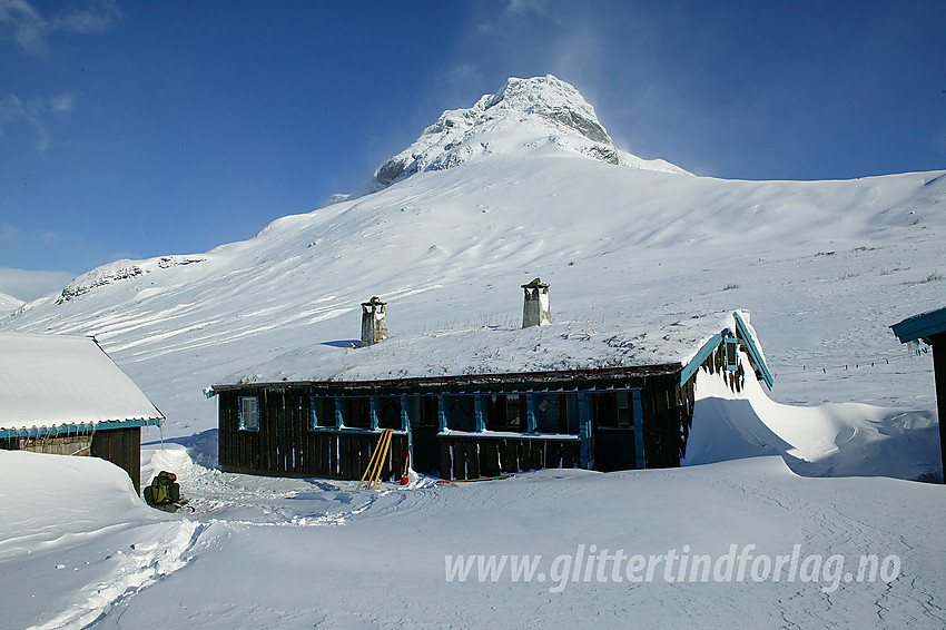 Tunet på Torfinnsbu med Torfinnstindane (2120 moh) i bakgrunnen.