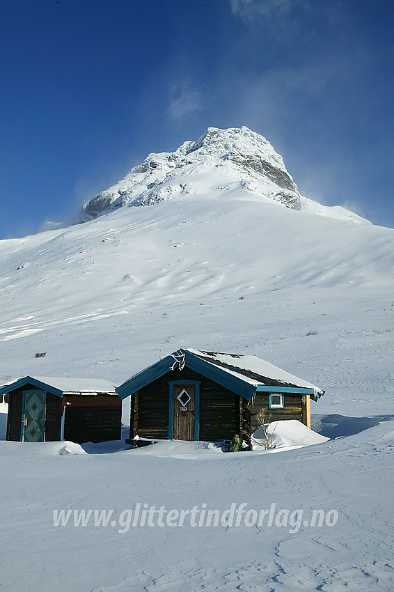 Bygninger på tunet på Torfinnsbu med Torfinnstindane (2120 moh) i bakgrunnen.