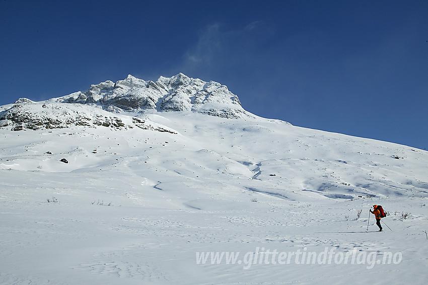 Skiløper ved foten av Torfinnstindane (2120 moh).