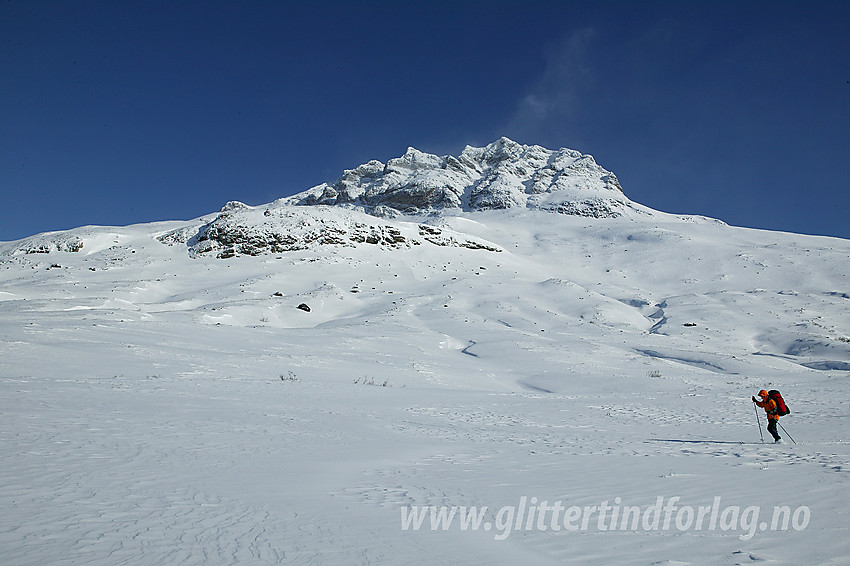 Skiløper ved foten av Torfinnstindane (2120 moh).