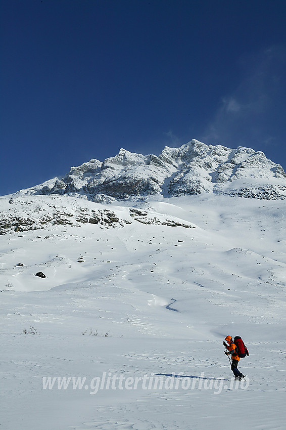 Skiløper ved foten av Torfinnstindane (2120 moh).