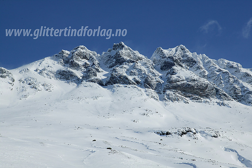 Torfinnstindane, tre majestetiske tinder på ett massiv, fra venstre: Vestre (2085 moh), Midtre (2110 moh) og Øystre (2120 moh).