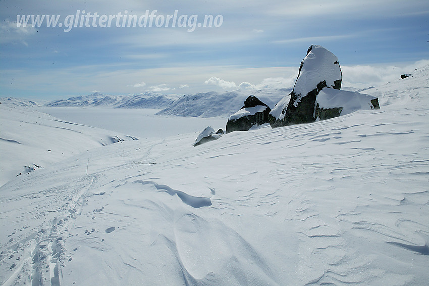 På vei opp Langedalen langs "kvisteløypa". Bygdin i bakgrunnen.