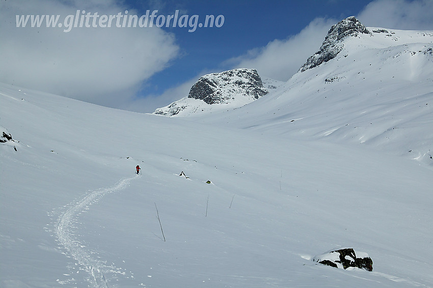 På vei opp kvisteløypa gjennom Langedalen. Det har kommet et godt lag med fuktig nysnø og ingen andre har gått her før oss, så det blir et solid slit med tunge sekker og sportråkking gjennom dyp snø som til stadig klabber.