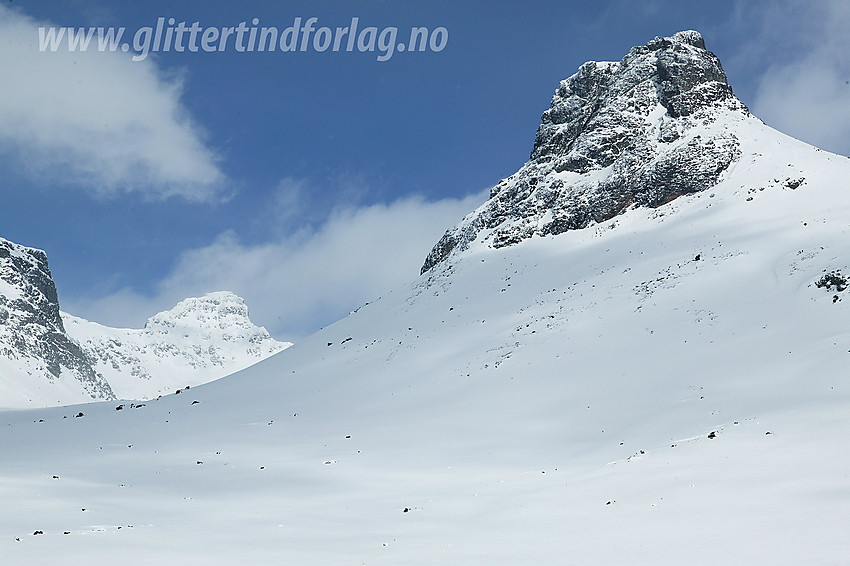 I langedalen med Mesmogtinden (2264 moh) i bakgrunnen. I forgrunnen til høyre ses ytterste bratte endeledd på Kvitskardoksle.