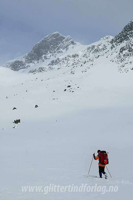 Skilløper på vei opp Langedalen med Langedalstinden (2206 moh) i bakgrunnen.