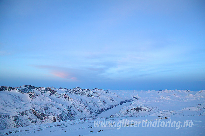 Morgengry over Gjendealpene sett fra Besshøe (2258 moh) en vintermorgen.