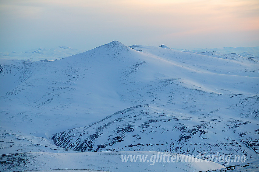 Nautgardstinden sett fra Besshøe en vintermorgen.