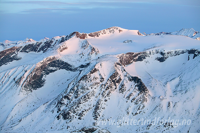 Utsikt fra Besshøe (2258 moh) mot Surtningssue (2369 moh) ved soloppgang en vintermorgen.