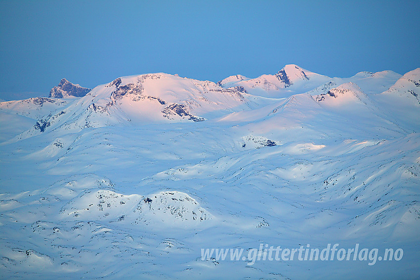 Med telelinse vest til sørvestover fra Besshøe mot bl.a. Snøholstinden (2141 moh) og Uranostinden (2157 moh) en tidlig vintermorgen.