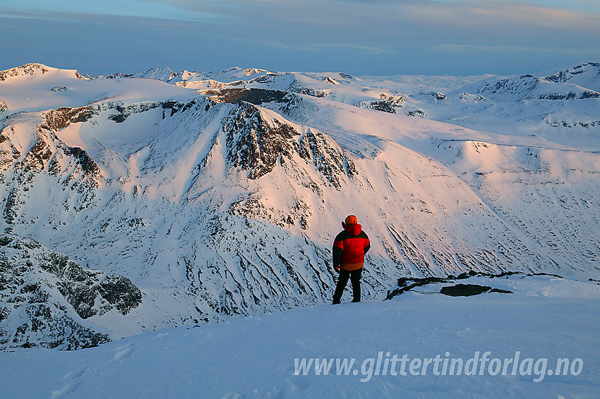 Utsikt fra Besshøe vest til nordvestover mot Surtningssumassivet (2368 moh) og andre Jotunheimtinder.