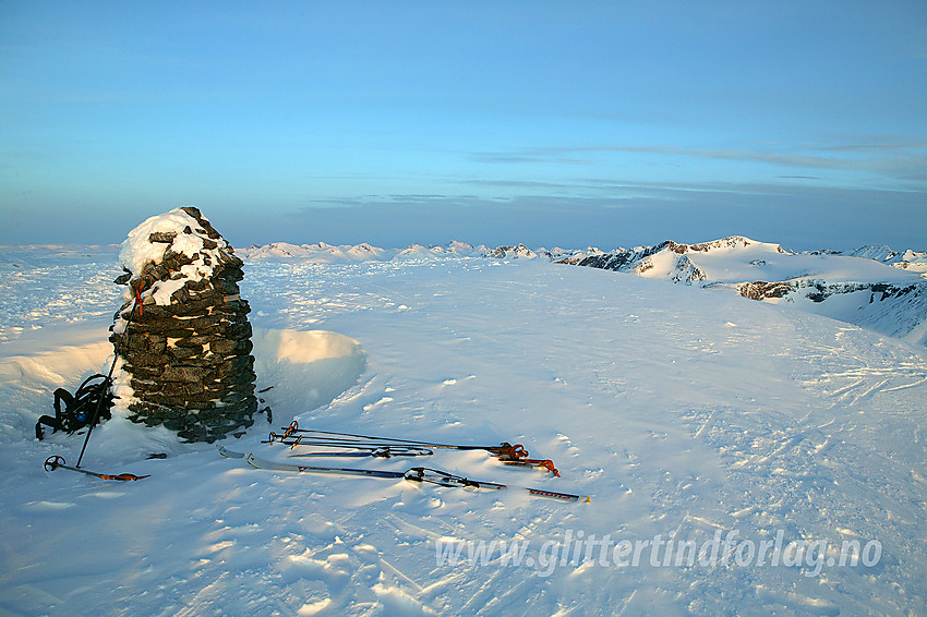 Morgenlys over toppen på Besshøe (2258 moh).