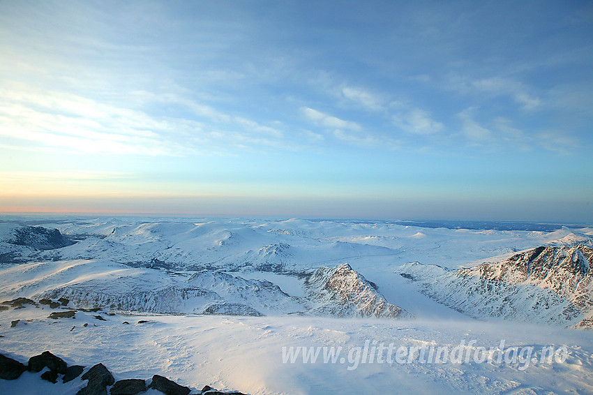 Stemningsfullt lys over fjellheimen en vintermorgen sett fra toppen av Besshøe. Midt i bildet ses karakteristiske Knutshøe (1517 moh) godt.