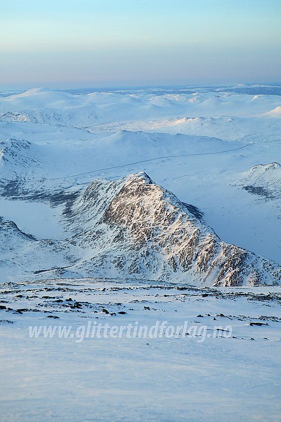 Knutshøe (1517 moh) sett fra Besshøe (2258 moh) en vintermorgen.