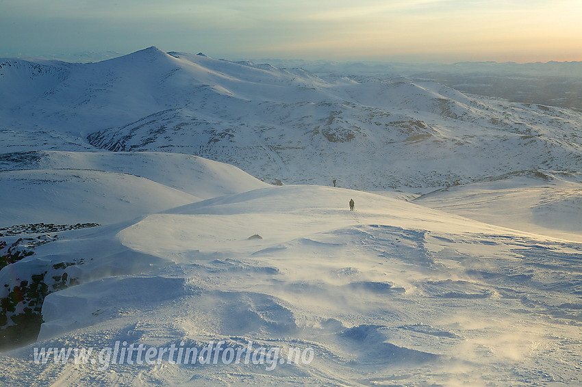 På vei ned fra Besshøe via nordryggen i sterk vind. Nautgardstinden (2258 moh) i bakgrunnen.