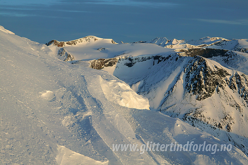 Like nord for Besshøe med utsikt i vest til nordvestlig retning mot bl.a. Surtningssumassivet (2368 moh).