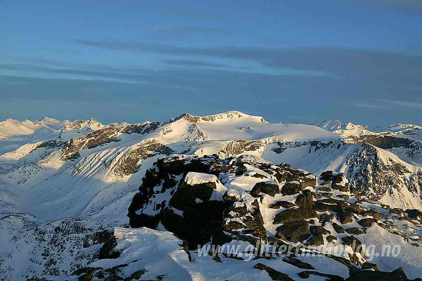 Nord for Besshøe, på ca. 2060 moh, med utsikt i vestlig retning mot bl.a. Surtningssue (2368 moh).