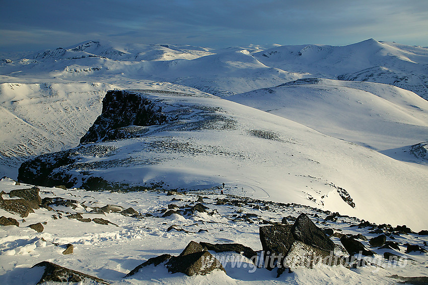 På Besshøes nordrygg en flott men kald vintermorgen. I bakgrunnen ses bl.a. Glittertinden (2464 moh) og Nautgardstinden (2258 moh).