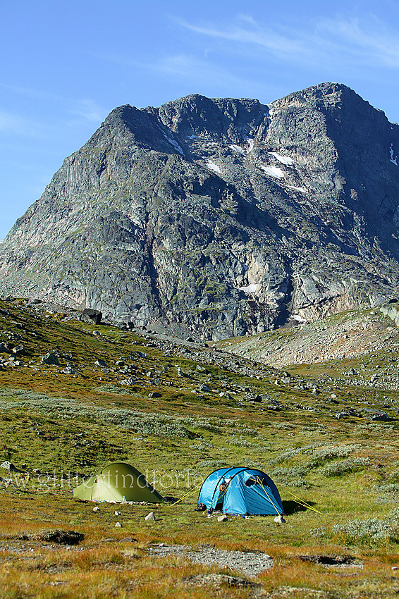 Teltleir i Leirungsdalen med Munken (2105 moh) i bakgrunnen. Å følge ryggen i bakgrunnen er en bratt, men flott tur til toppen.