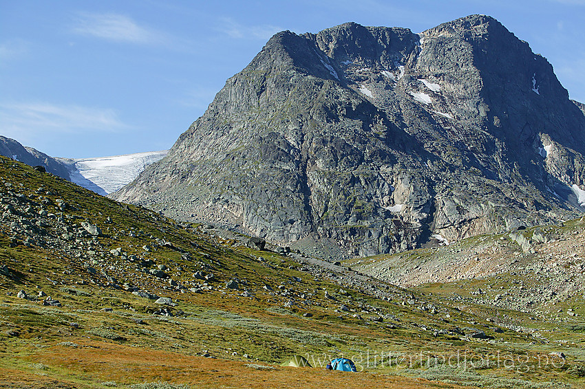 Teltleir i Leirungsdalen med Munken (2105 moh) i bakgrunnen. Å følge ryggen i bakgrunnen er en bratt, men flott tur til toppen.